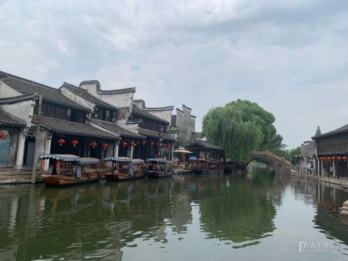 摩根大通分析师警告称美股出现互联网泡沫式的市场集中 前10大股票所占份额正接近2000年的历史峰值